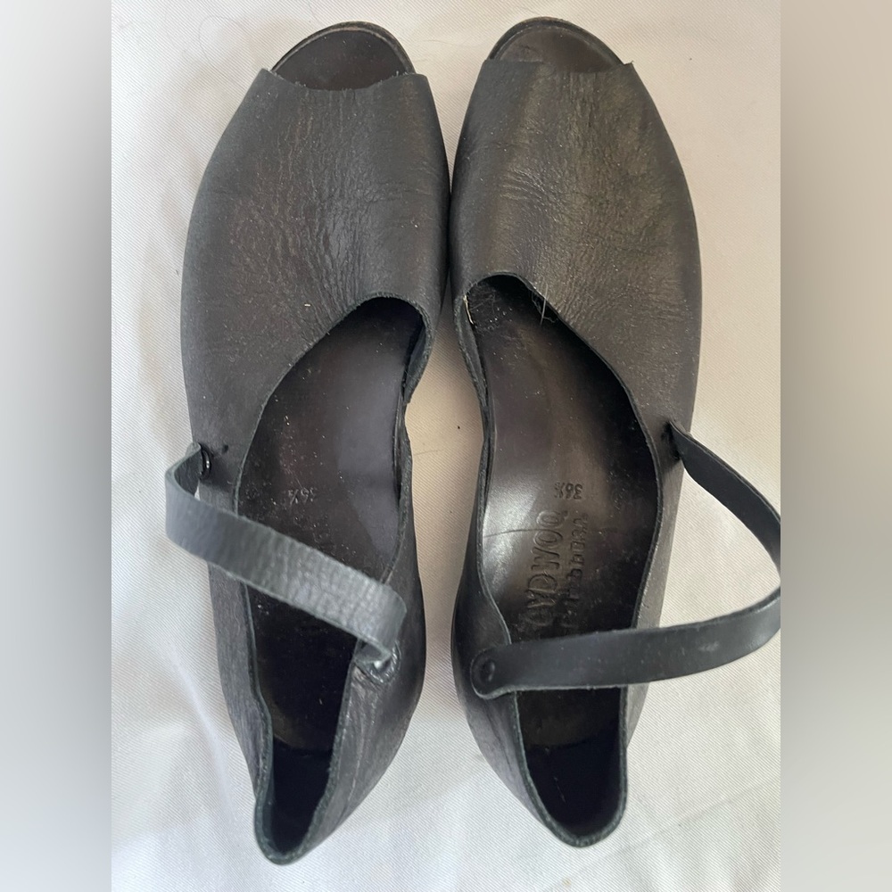 Cydwoq handmade black open toe shoe size 6.5